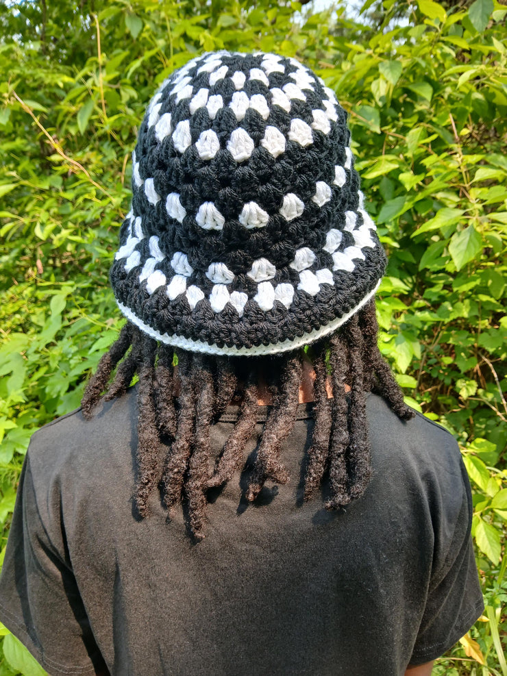 Granny Stitch Crochet Bucket Hat – Black & White Handmade Hat with Straight Brim – Retro Festival Style – Boho Gift for Her