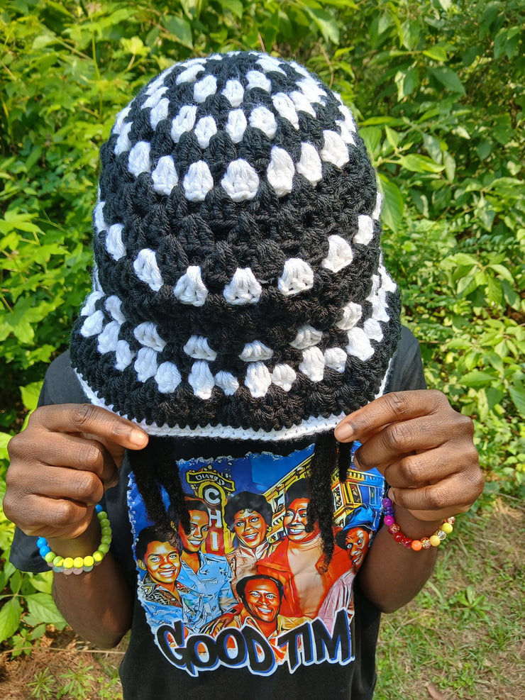 Granny Stitch Crochet Bucket Hat – Black & White Handmade Hat with Straight Brim – Retro Festival Style – Boho Gift for Her